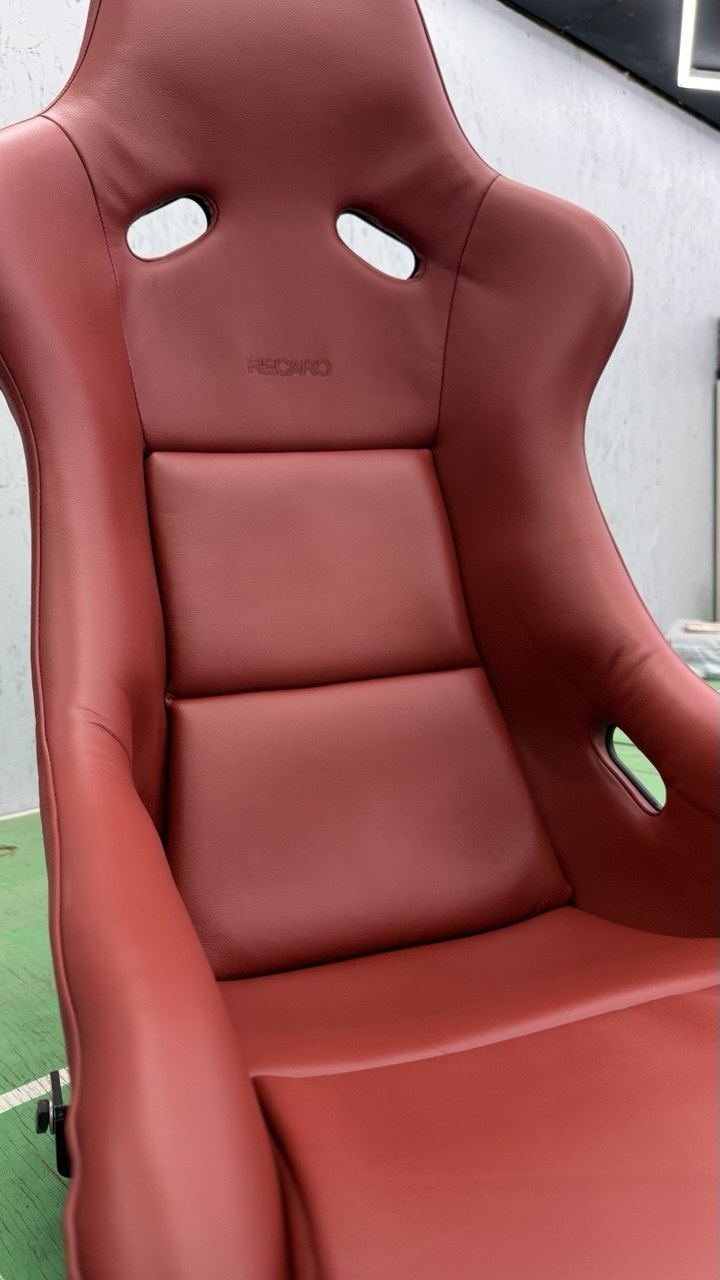 Red racing seat, finished